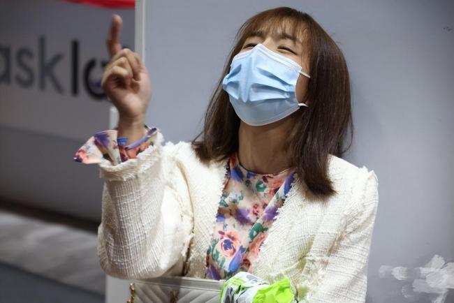 女子街头卖身葬父：身边摆着《狂飙》导演照片-第6张图片-9158手机教程网