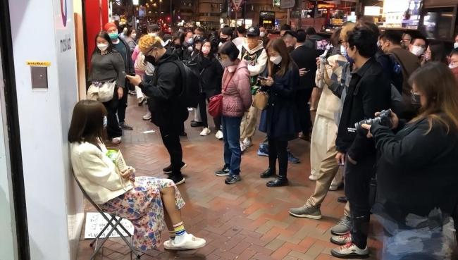 女子街头卖身葬父：身边摆着《狂飙》导演照片-第9张图片-9158手机教程网