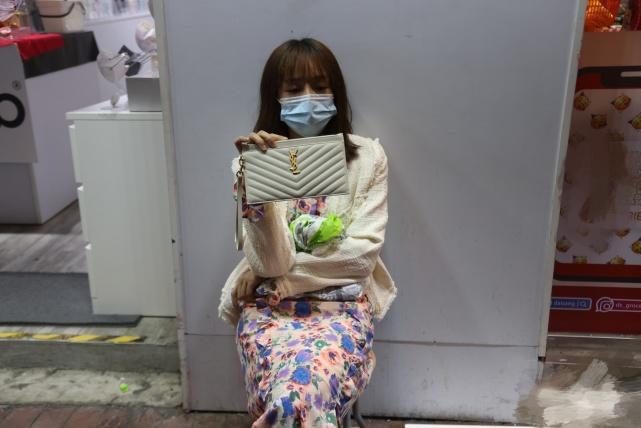 女子街头卖身葬父：身边摆着《狂飙》导演照片-第7张图片-9158手机教程网