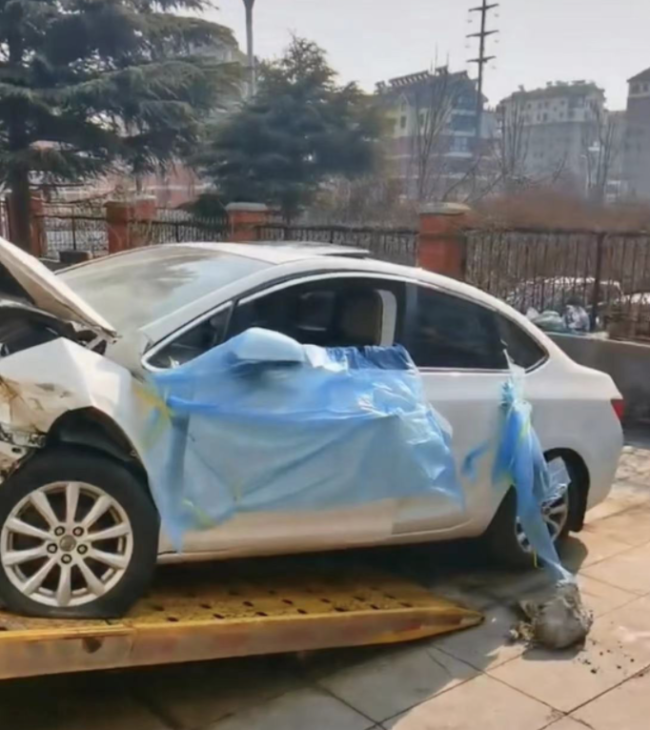 男子磕头跪别陪伴自己10年报废汽车：感情不亚于第二个老婆-第2张图片-9158手机教程网