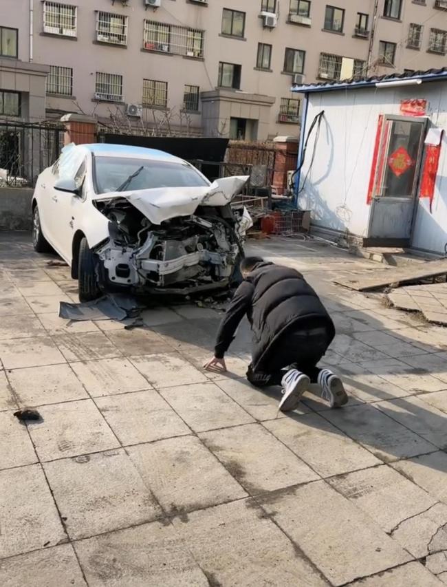 男子磕头跪别陪伴自己10年报废汽车：感情不亚于第二个老婆-第1张图片-9158手机教程网