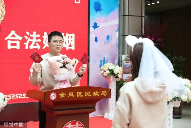 如何看待下调法定婚龄！网友：下调了也没人生-第4张图片-9158手机教程网