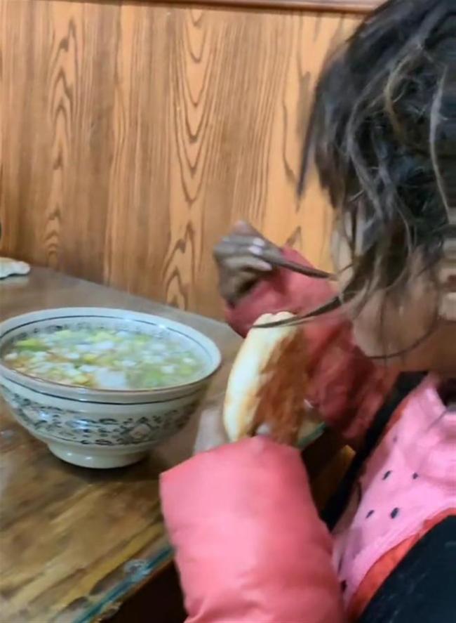 姐弟被抛弃靠捡垃圾为生?当地辟谣:无事可做拾荒-第4张图片-9158手机教程网 姐弟被抛弃靠捡垃圾为生?当地辟谣:无事可做拾荒-第4张图片-9158手机教程网