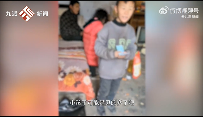 姐弟被抛弃靠捡垃圾为生?当地辟谣:无事可做拾荒-第2张图片-9158手机教程网 姐弟被抛弃靠捡垃圾为生?当地辟谣:无事可做拾荒-第2张图片-9158手机教程网