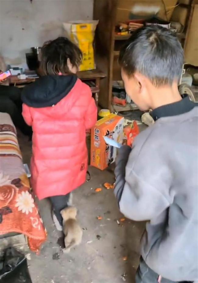 姐弟被抛弃靠捡垃圾为生?当地辟谣:无事可做拾荒-第5张图片-9158手机教程网 姐弟被抛弃靠捡垃圾为生?当地辟谣:无事可做拾荒-第5张图片-9158手机教程网