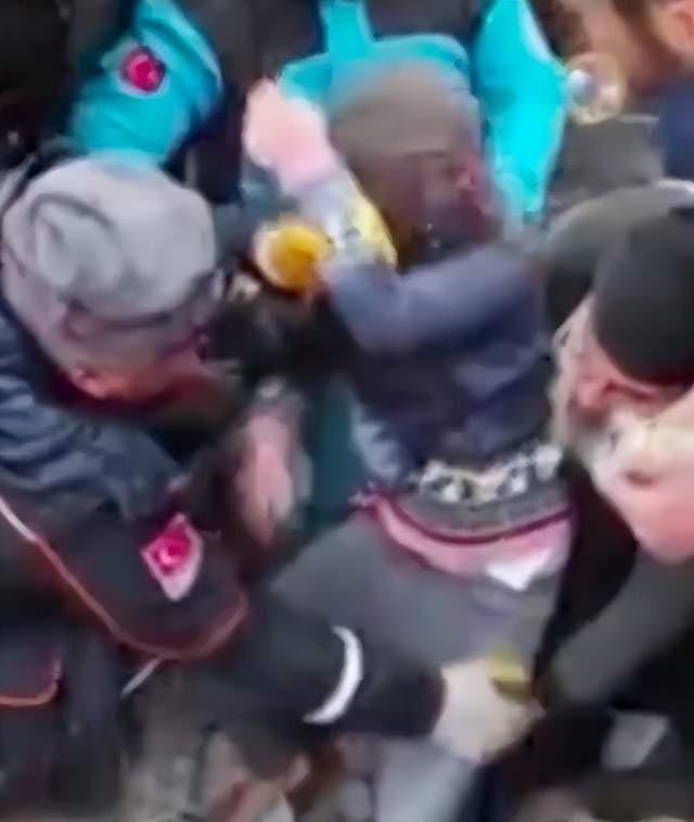 土耳其3岁男童被埋废墟22小时获救 被救出后记者拍下暖心画面-第3张图片-9158手机教程网