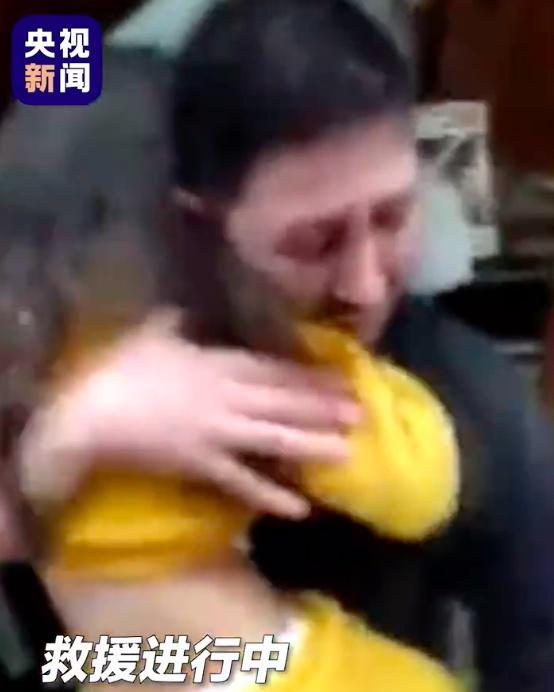 土耳其3岁男童被埋废墟22小时获救 被救出后记者拍下暖心画面-第5张图片-9158手机教程网