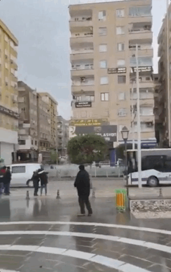 土耳其一座有千年历史的古堡在地震中倒塌 在暴雪中等待救援-第7张图片-9158手机教程网