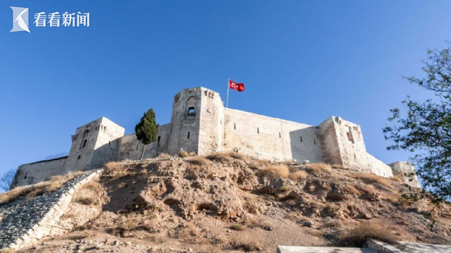 土耳其一座有千年历史的古堡在地震中倒塌 在暴雪中等待救援-第2张图片-9158手机教程网