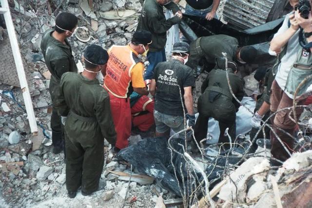 土耳其一座有千年历史的古堡在地震中倒塌 在暴雪中等待救援-第16张图片-9158手机教程网