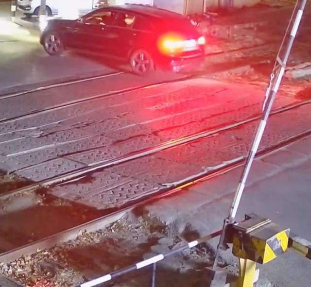 五旬男子因刚割双眼皮开车撞上护栏 都是药膏惹祸-第1张图片-9158手机教程网