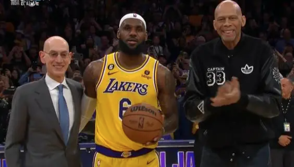 詹姆斯加冕NBA历史得分王 哈登杜兰特库里共同祝贺-第2张图片-9158手机教程网