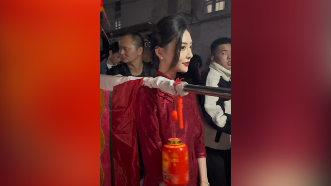 女生穿旗袍扛标旗慢步不断眨眼扭头观察四周，颜值令网友不淡定！-第2张图片-9158手机教程网