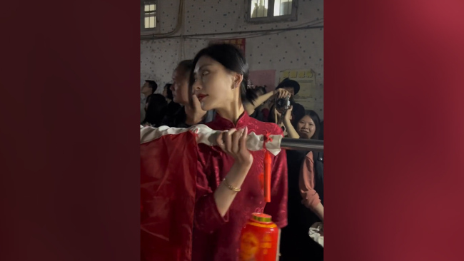 女生穿旗袍扛标旗慢步不断眨眼扭头观察四周，颜值令网友不淡定！-第3张图片-9158手机教程网