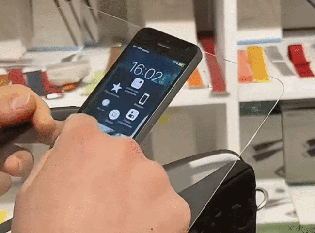 男子给手机贴膜好大的公摊面积，网友：再也不怕贴歪啦！-第2张图片-9158手机教程网