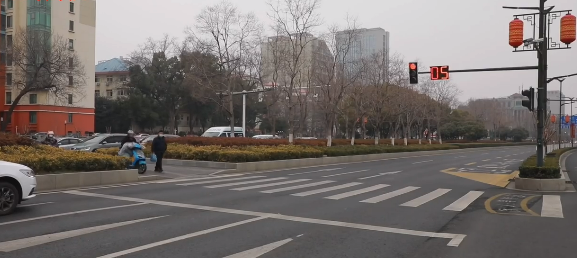 南京红绿灯因为太大火了 网友：好像开了大头特效-第1张图片-9158手机教程网