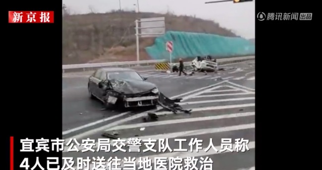 一救护车与轿车相撞翻倒在地 警方：救护车内4人受伤已送医了！-第3张图片-9158手机教程网