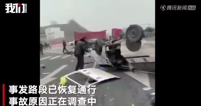 一救护车与轿车相撞翻倒在地 警方：救护车内4人受伤已送医了！-第4张图片-9158手机教程网