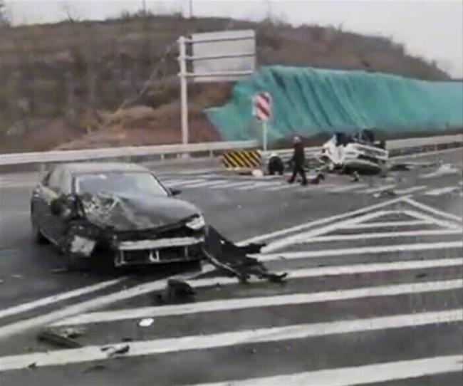 一救护车与轿车相撞翻倒在地 警方：救护车内4人受伤已送医了！-第5张图片-9158手机教程网