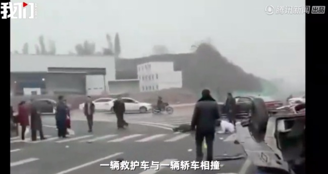 一救护车与轿车相撞翻倒在地 警方：救护车内4人受伤已送医了！-第1张图片-9158手机教程网