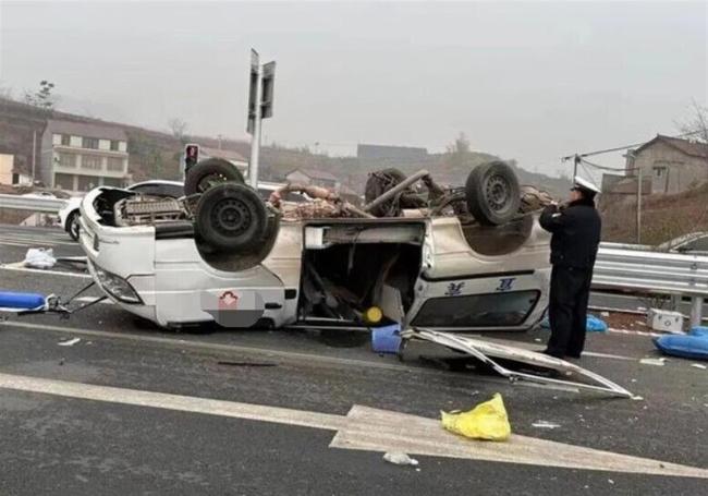 一救护车与轿车相撞翻倒在地 警方：救护车内4人受伤已送医了！-第6张图片-9158手机教程网