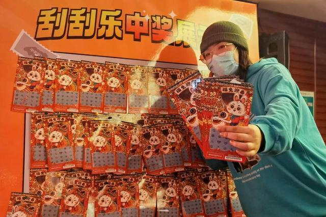 女生1小时狂刮594张彩票中7170，今夜快乐刮奖人 明天做回快乐打工人-第2张图片-9158手机教程网