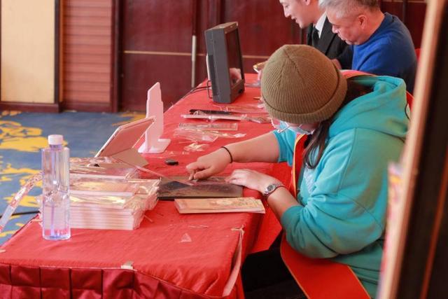 女生1小时狂刮594张彩票中7170，今夜快乐刮奖人 明天做回快乐打工人-第3张图片-9158手机教程网