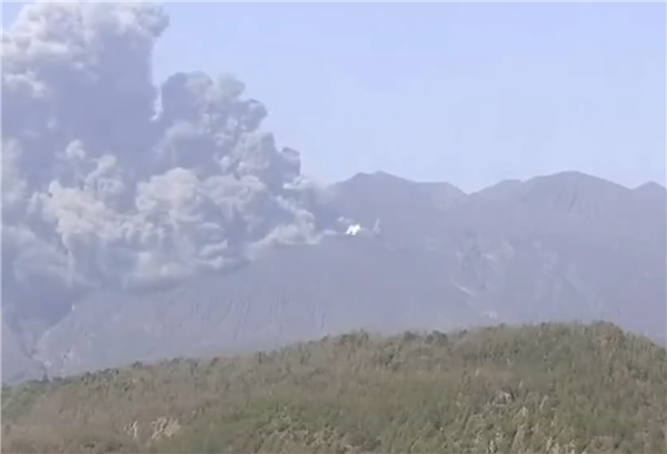 时隔近5年 日本樱岛昭和火山口再喷发：火山灰蹿出千米高-第1张图片-9158手机教程网