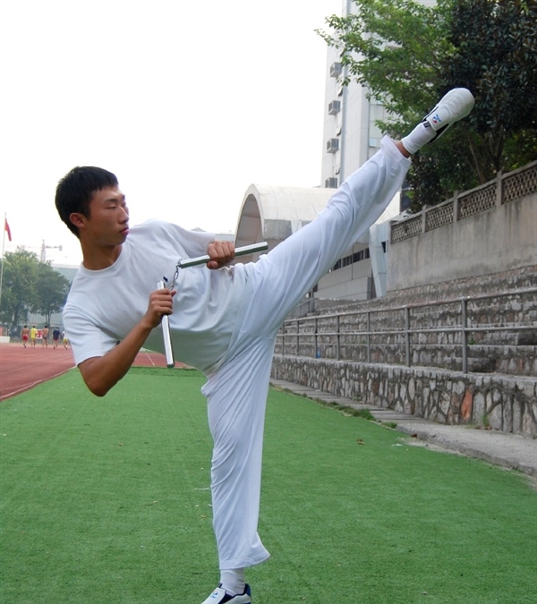 昆虫学硕士因表演双节棍获得工作 2000万粉大V感慨：掌握一门手艺很重要-第1张图片-9158手机教程网