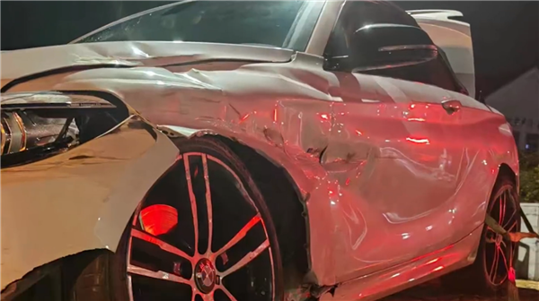 女子无证驾车致事故：现场发问能否让父亲替自己进去-第1张图片-9158手机教程网