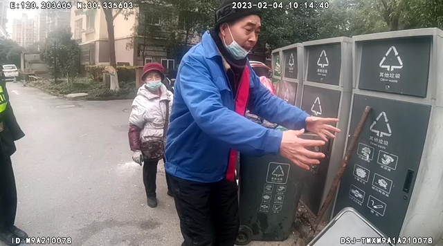 垃圾清运员捡1万元归还后只要奖状，自称文化不高 奖状可以给家里几个孩子作为学习榜样-第5张图片-9158手机教程网