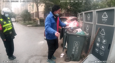 垃圾清运员捡1万元归还后只要奖状，自称文化不高 奖状可以给家里几个孩子作为学习榜样-第2张图片-9158手机教程网