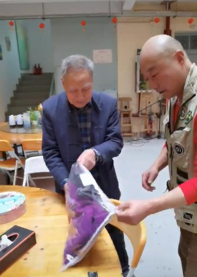 91岁爷爷给88岁老伴网购生日礼物 被老一辈的爱情暖到了-第1张图片-9158手机教程网 91岁爷爷给88岁老伴网购生日礼物 被老一辈的爱情暖到了-第1张图片-9158手机教程网