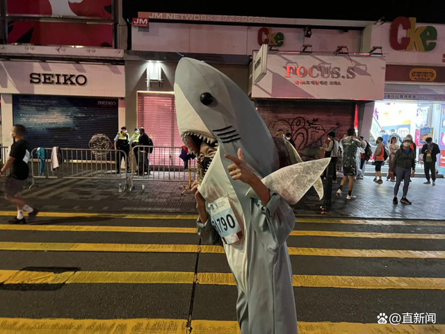 67岁周润发参加10公里马拉松赛 被在场不少人求合照-第6张图片-9158手机教程网