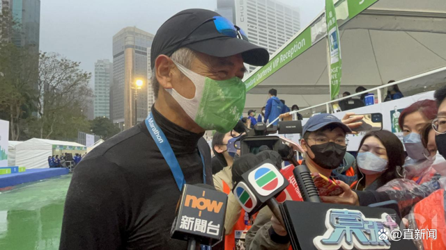 67岁周润发参加10公里马拉松赛 被在场不少人求合照-第3张图片-9158手机教程网