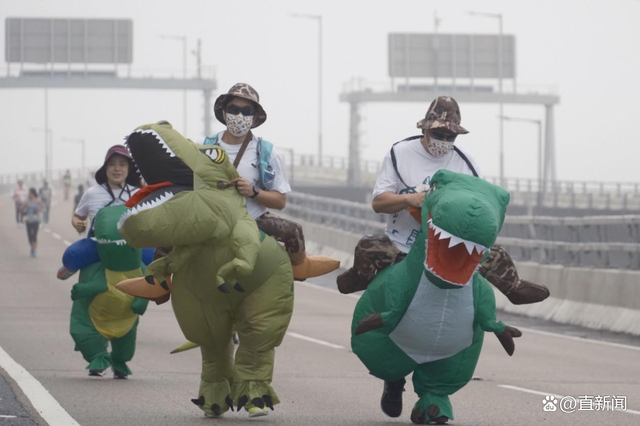 67岁周润发参加10公里马拉松赛 被在场不少人求合照-第7张图片-9158手机教程网