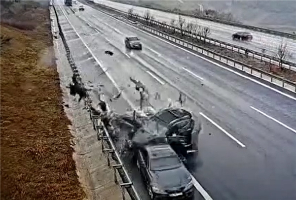 切勿逗留!高速事故后人员未撤到护栏外:全部被失控轿车撞飞-第2张图片-9158手机教程网 切勿逗留!高速事故后人员未撤到护栏外:全部被失控轿车撞飞-第2张图片-9158手机教程网