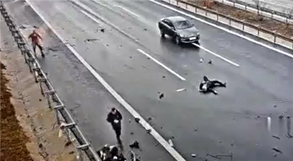 切勿逗留!高速事故后人员未撤到护栏外:全部被失控轿车撞飞-第3张图片-9158手机教程网 切勿逗留!高速事故后人员未撤到护栏外:全部被失控轿车撞飞-第3张图片-9158手机教程网