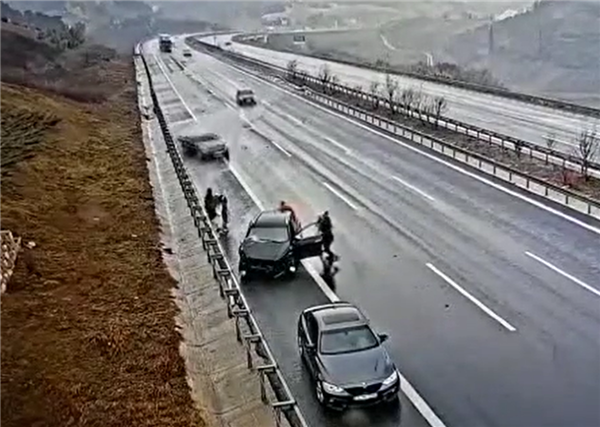 切勿逗留!高速事故后人员未撤到护栏外:全部被失控轿车撞飞-第1张图片-9158手机教程网 切勿逗留!高速事故后人员未撤到护栏外:全部被失控轿车撞飞-第1张图片-9158手机教程网