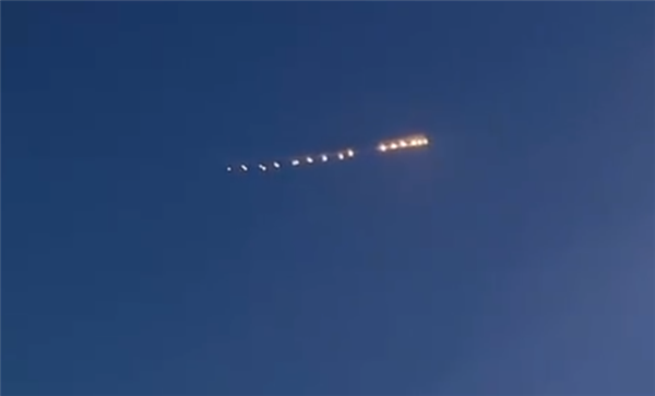 黑龙江上空现不明飞行物速度极快 网友脑洞大开：LED风筝？-第1张图片-9158手机教程网